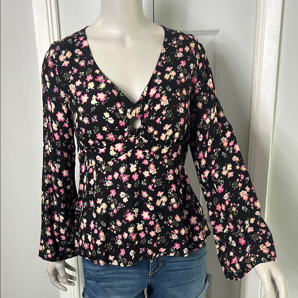 No Boundaries 100% RAYON Black Floral Blouse(padded bodice) flowy sleeves.